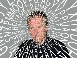 Ilustracija moškega, obdanega s kaotičnimi črkami, ki simbolizirajo zmedo in motnje spomina pri Alzheimerjevi bolezni.