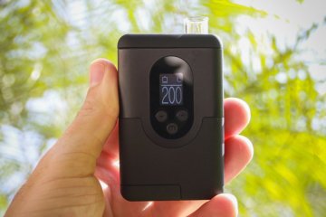 Hand holding Arizer Argo portable vaporizer