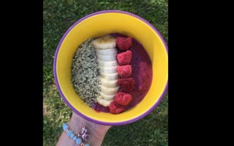 Super osvěžující smoothie bowl z konopného mléka