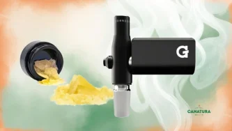 G Pen Connect: Konzentrate-Vaporizer, Konzentratebehälter links, Vaporizer rechts, Rauch im Hintergrund