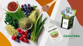 Superfoods und grüne Lebensmittel, links der Hemnia Green Booster Drink und der Cannor Detox Drink, komplett mit Canatura-Logo Superfoods und grüne Lebensmittel, links der Hemnia Green Booster Drink und der Cannor Detox Drink, komplett mit Canatura-Logo