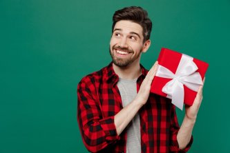 Moški, ki drži škatlo, navdih za CBD in konopljina darila za moške