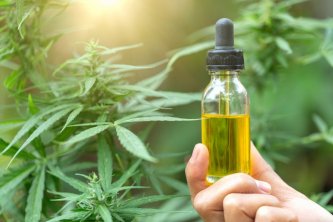 Průvodce užíváním CBD: Dávkování, jak užívat, ideální poměr CBD a THC