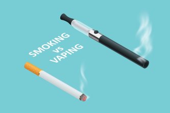 Auf blauem Hintergrund eine Zigarette und ein Vape mit Text „SMOKING vs VAPING“.