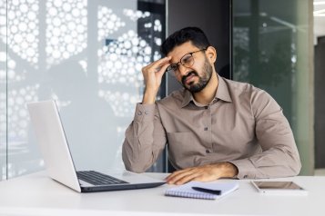 Iværksætteren føler stress og arbejdspres, har problemer med at koncentrere sig