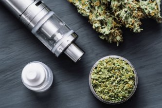 Detail eines Vaporizers, getrockneter Blüten und gemahlenen Hanfs – Illustration zu einem Artikel über die Grundlagen der Vaporisation und ihre Vorteile.