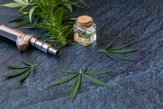 Ste nováčikom v oblasti vapingu? Z týchto TOP 10 e-liquidov s CBD si určite vyberte