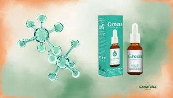 A CBD illata olyan, mint a marihuánáé? Egy nő CBD olajat szagol, mellette levendula, fenyő, citrom, jázmin, komló és grépfrút látható. A CBD illata olyan, mint a marihuánáé? Egy nő CBD olajat szagol, mellette levendula, fenyő, citrom, jázmin, komló és grépfrút látható.