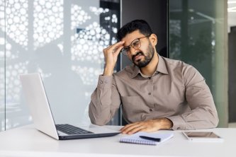 Der Unternehmer fühlt sich gestresst und belastet, hat Konzentrationsprobleme Der Unternehmer fühlt sich gestresst und belastet, hat Konzentrationsprobleme