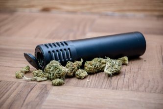 Wie man einen Verdampfer mit Cannabis-Blüten verwendet