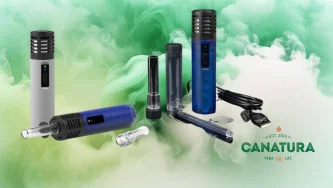 Arizer Air SE Vaporizer in Weiß und Blau mit Zubehör – Detailaufnahmen von Mundstücken, Kabel und Ersatzteilen, einschließlich Canatura-Logo