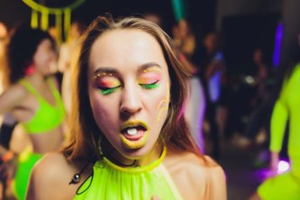 Frau, die auf einer Veranstaltung Psychedelika konsumiert. Frau, die auf einer Veranstaltung Psychedelika konsumiert.