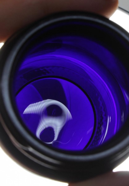 Miron Sklenená fialová nádoba so širokým hrdlom, 50 ml