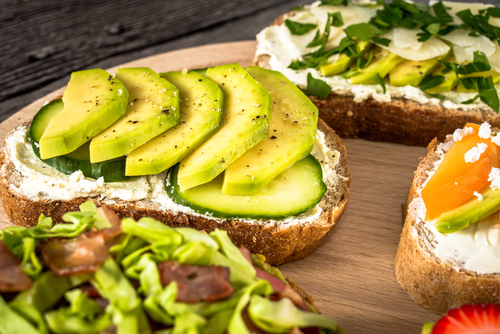 Avokádo je nedílnou součástí zdravého jídelníčku. Dokonce zvyšuje vstřebatelnost CBD. 