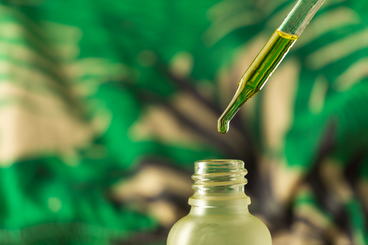 Dropper and bottle of CBD oil – how long do the effects last?